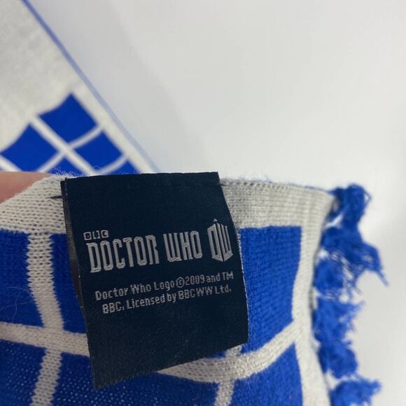 Doctor Who Police Box Blue Knit Scarf - Picture 2 of 3